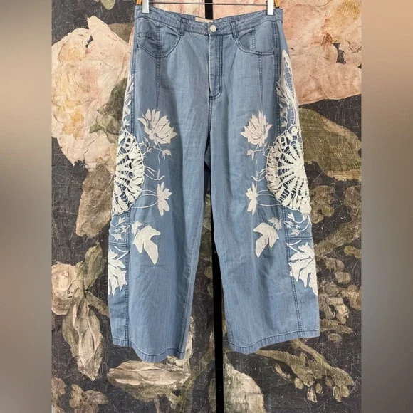 Kenna Heritage Barrel Jeans by Pilcro: Embroidered Edition Size 28 - Picture 8 of 12